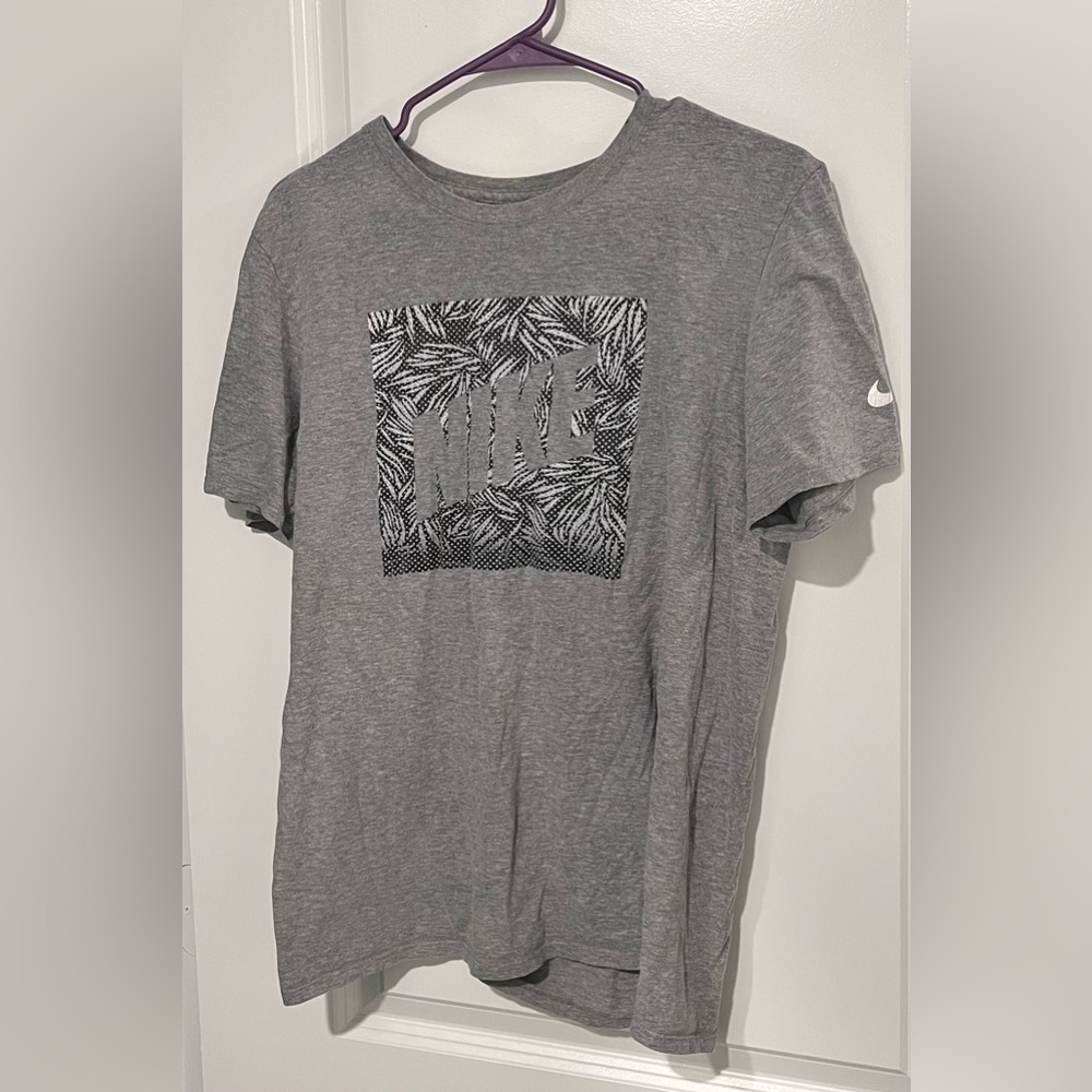 Nike tee men’s medium